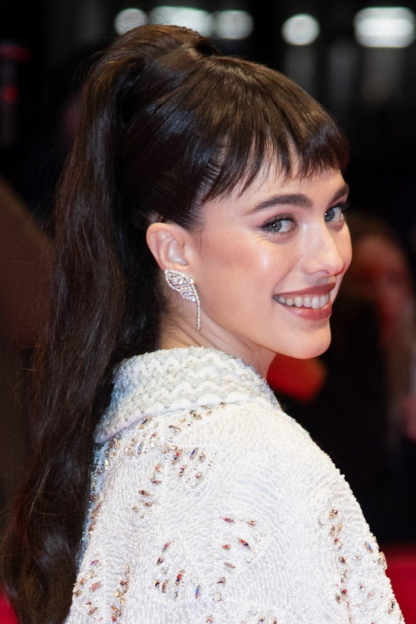 Margarets Qualley’s Baby Bangs Channeled ’50s Film Icons