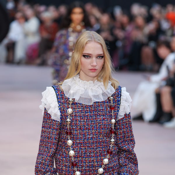 Tess Breeden walks the runway during the Chanel Womenswear Fall/Winter 2025-2026 show 
