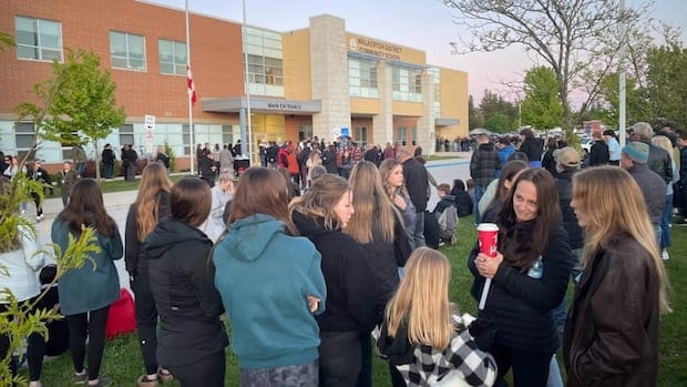 Hundreds mourn at Walkerton, Ont., school vigil for teacher, students killed in crash Hundreds mourn at Walkerton, Ont., school vigil for teacher, students killed in crash