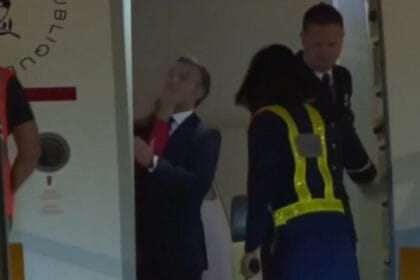 L’entourage d’Emmanuel Macron dément qu’il a été giflé par sa femme, Brigitte, au Vietnam, évoquant une simple « chamaillerie » et un « moment de complicité »