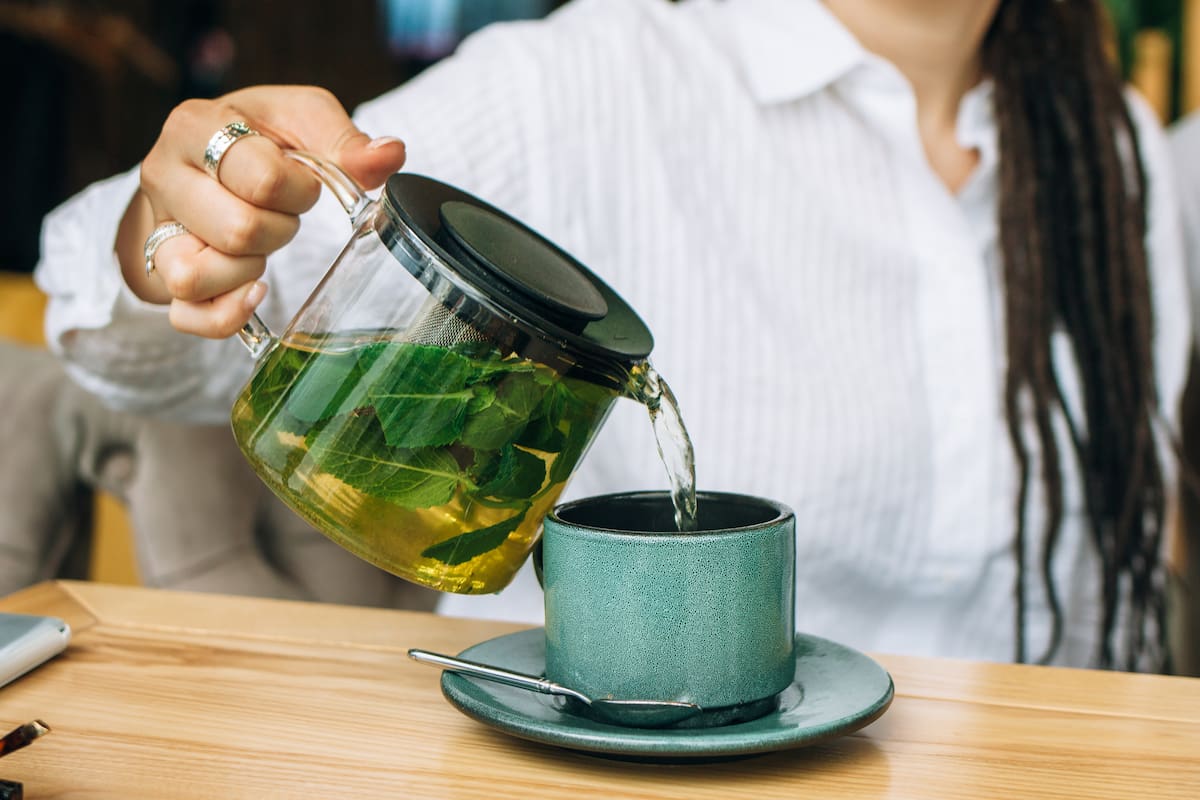 Aumenta consumo de esta bebida en Chile: Estudio revela que 2 de cada 5 chilenos toma dos tazas al día