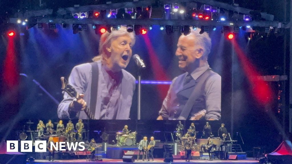 Bruce Springsteen and Paul McCartney in surprise Liverpool duet Bruce Springsteen and Paul McCartney in surprise Liverpool duet