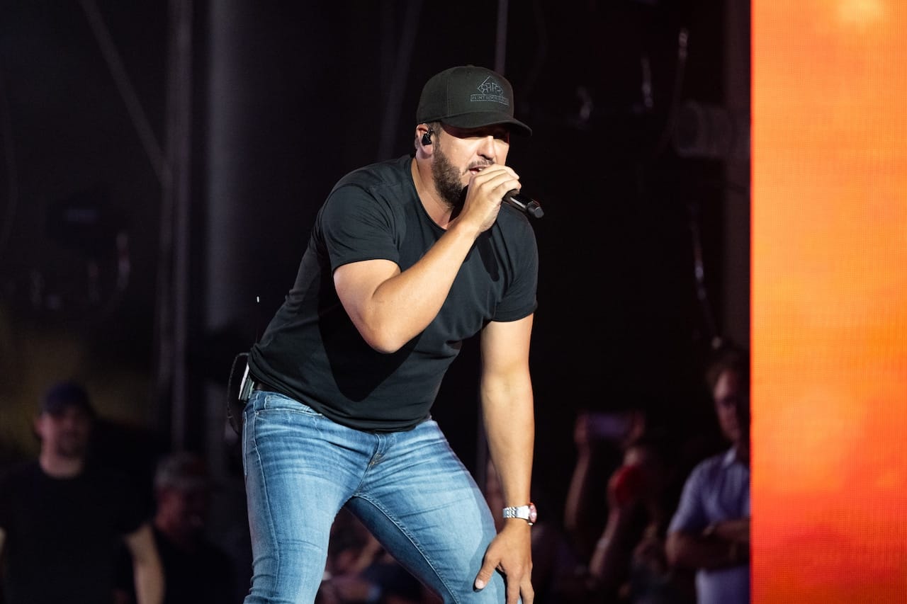 Luke Bryan stops mid-performance: ‘I totally forgot all the words’ Luke Bryan stops mid-performance: ‘I totally forgot all the words’