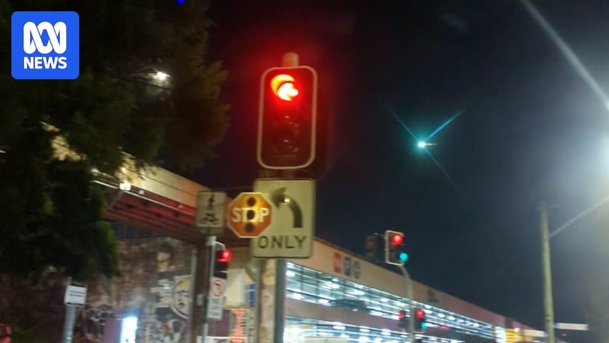 Meteor flashes through skies in Sydney as Aurora Australis seen across southern NSW