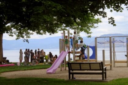 Sunny to start, rain possible later, high of 33ºC