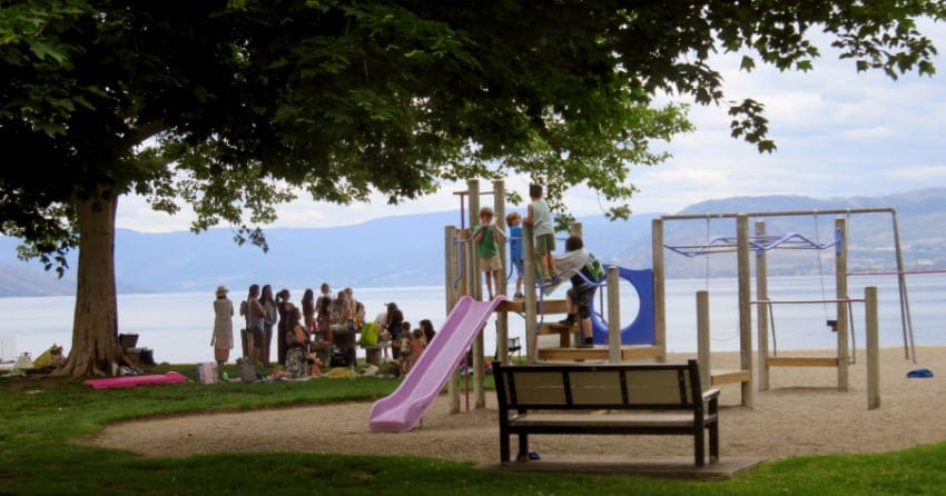 Sunny to start, rain possible later, high of 33ºC