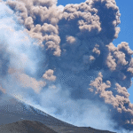 Turistas huyen tras erupción del Volcán Edna