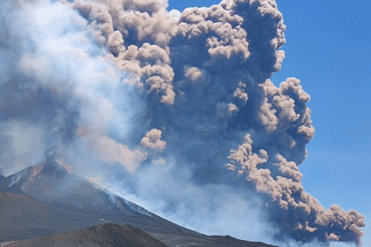Turistas huyen tras erupción del Volcán Edna