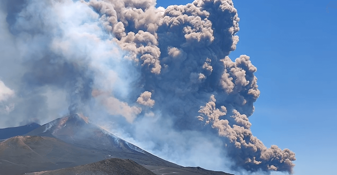 Turistas huyen tras erupción del Volcán Edna