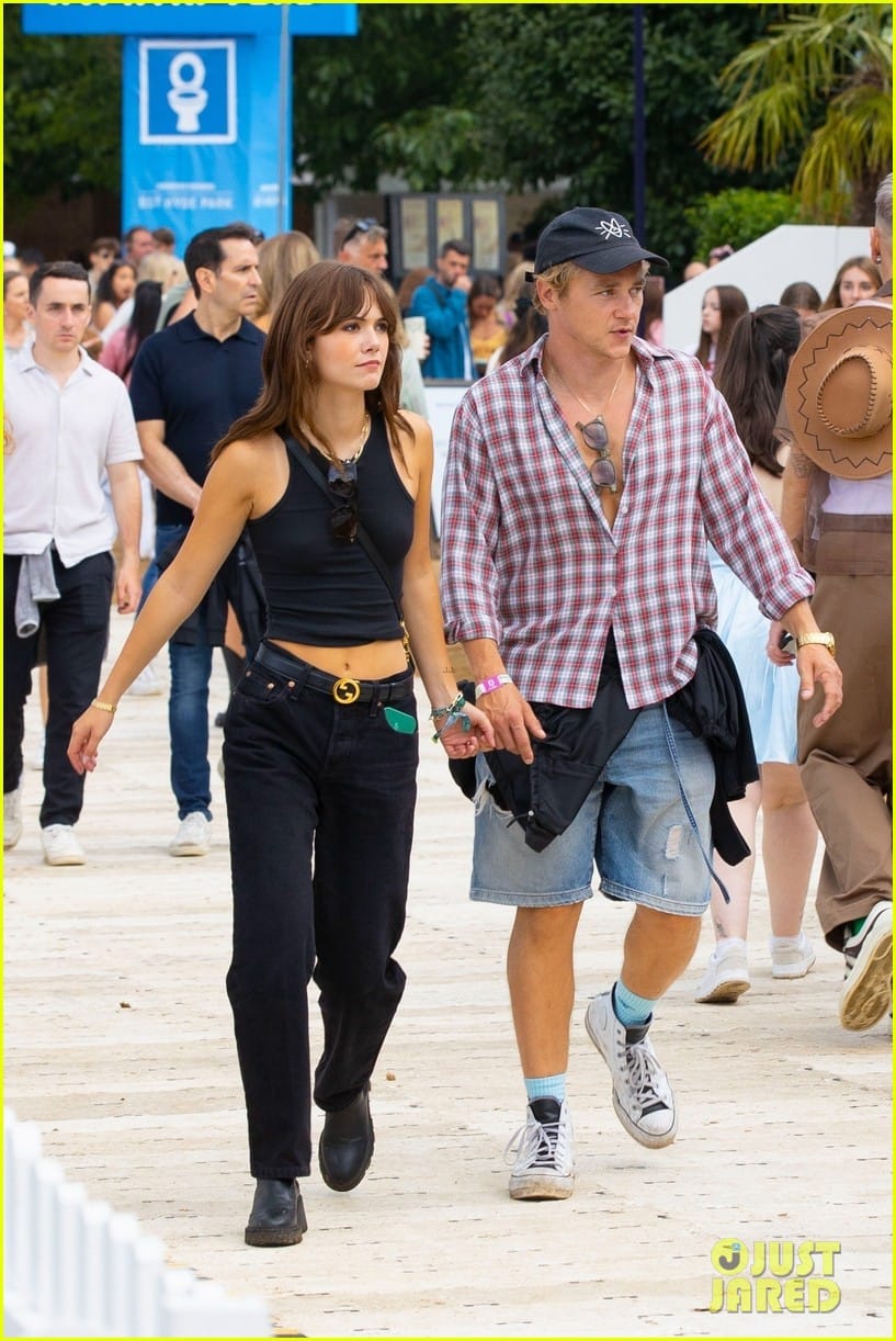 Emilia Jones & Ben Hardy Confirm Romance with PDA-Filled Concert Date in London (Photos): Photo 5180807 | Photos | Just Jared: Celebrity News and Gossip