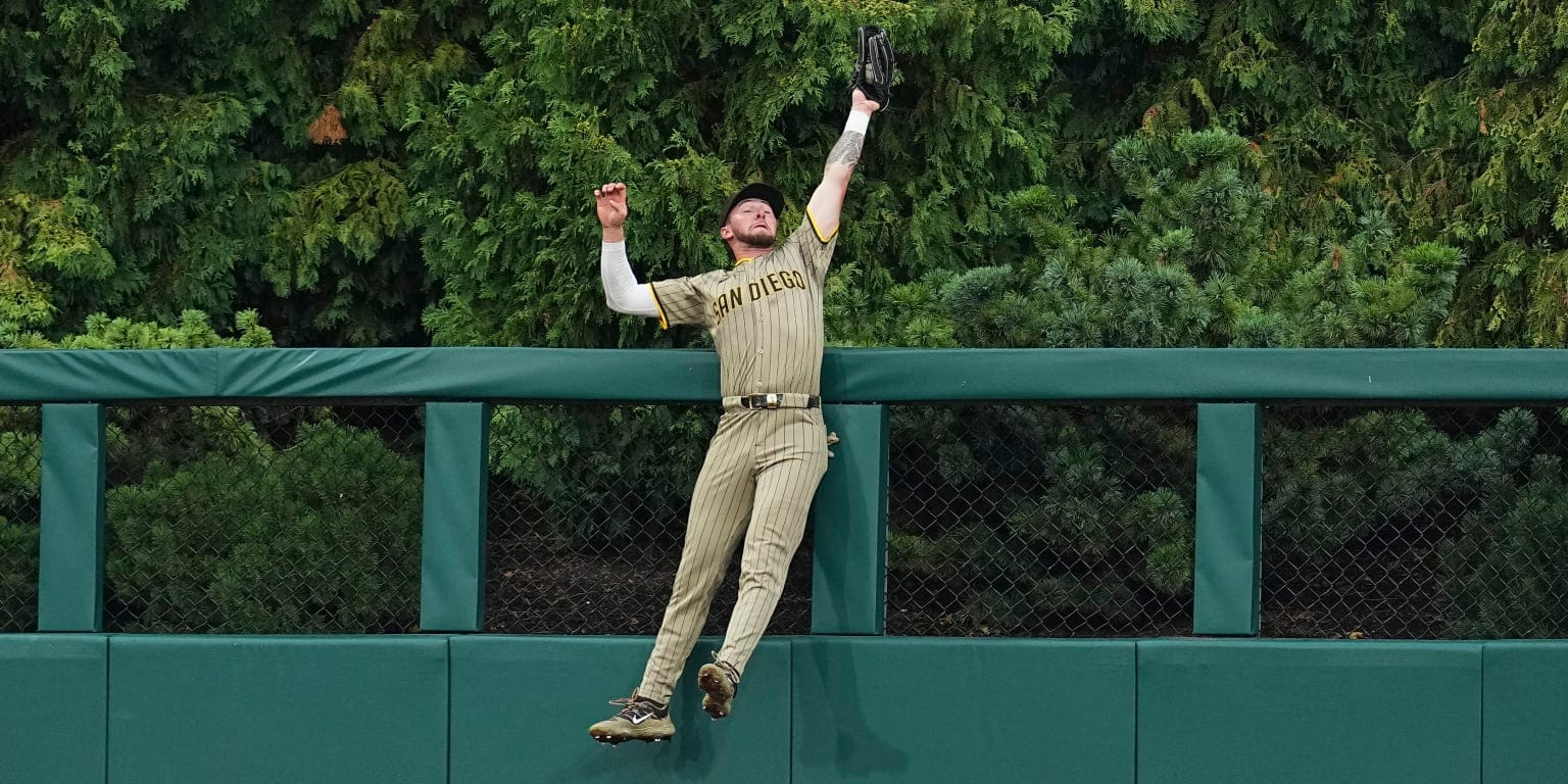 Jackson Merrill makes leaping catch to rob Max Kepler of a homer
