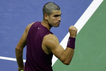 Carlos Alcaraz debuts new look, earns first-round win at US Open