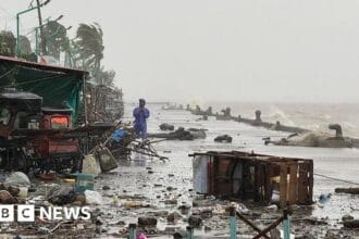 Thousands evacuate in Philippines as storm nears