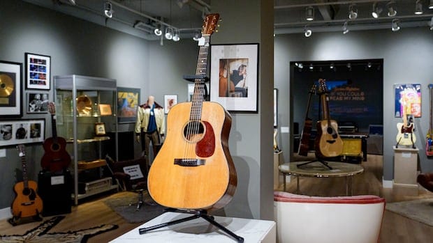 Gordon Lightfoot’s performance guitar sells for more than 0,000 at estate auction