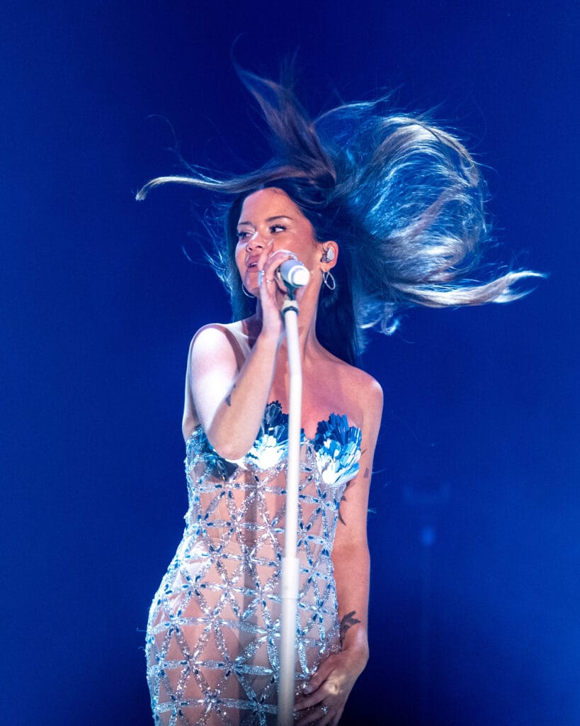 MAREN MORRIS IS “IMPERVIOUS, UNBREAKABLE AND RADIANTLY HUMAN” IN LONDON