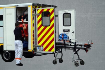 une voiture percute un food truck, blessant 19 piétons dont 7 enfants