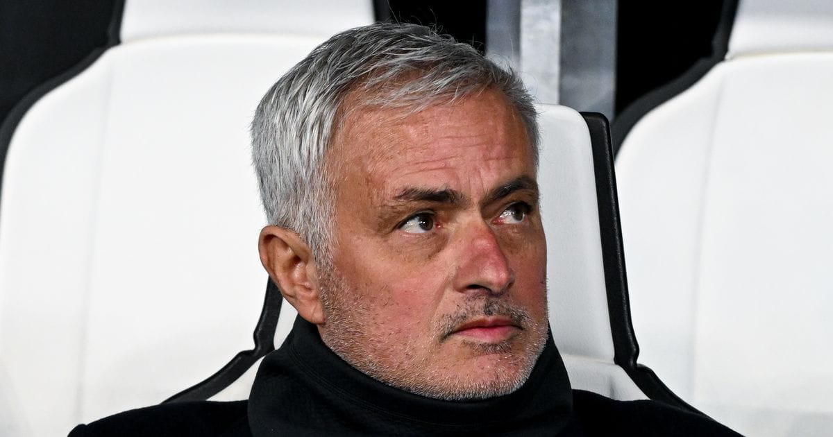 Jose Mourinho confronted by 200 furious Benfica fans after entering training ground