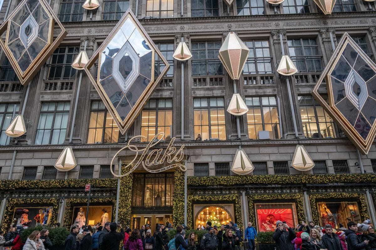 Saks in Talks for  Billion Bankruptcy Loan to Keep Doors Open