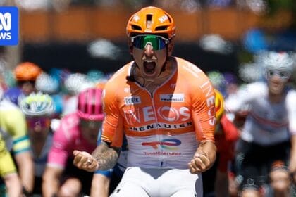 Sam Welsford wins Tour Down Under stage three, fears for riders with 42C temperatures Saturday