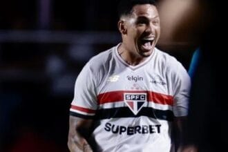 São Paulo vence Flamengo de virada na estreia no Brasileiro