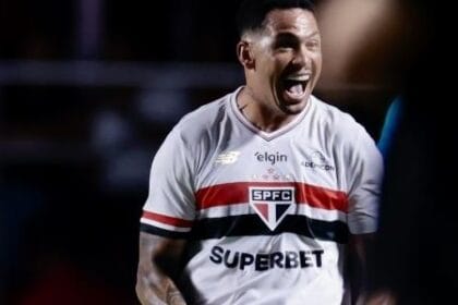 São Paulo vence Flamengo de virada na estreia no Brasileiro