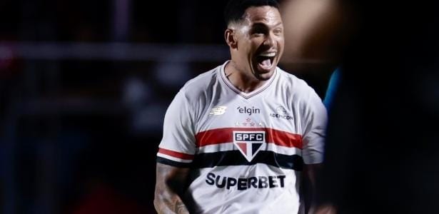 São Paulo vence Flamengo de virada na estreia no Brasileiro São Paulo vence Flamengo de virada na estreia no Brasileiro