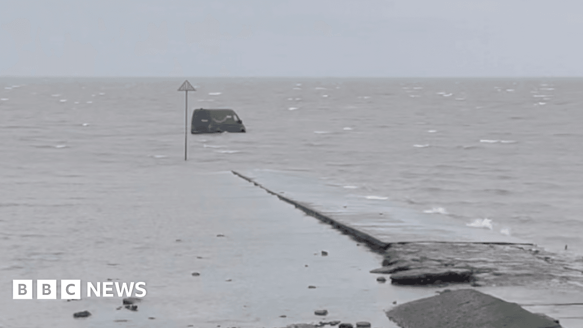 Amazon delivery van ‘stuck on The Broomway after following GPS’ Amazon delivery van ‘stuck on The Broomway after following GPS’
