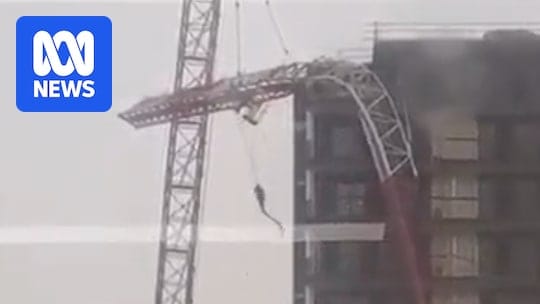 Evacuations in Dubbo CBD after crane collapses in powerful storm Evacuations in Dubbo CBD after crane collapses in powerful storm