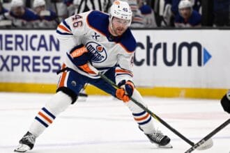 Oilers’ Max Jones suffers left leg injury vs. Kings