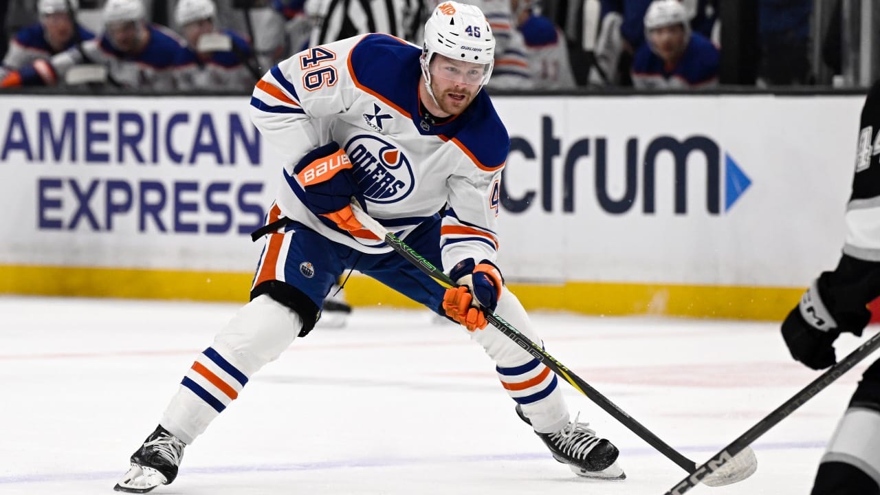 Oilers’ Max Jones suffers left leg injury vs. Kings