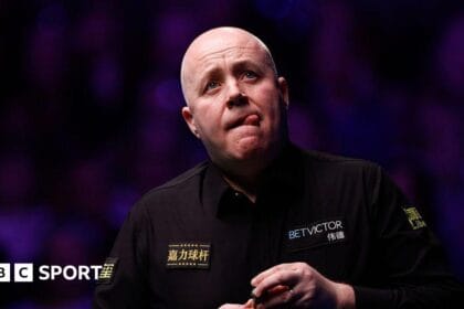 Tour Championship: John Higgins holds off Mark Williams fightback to reach quarter-finals