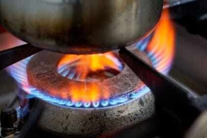 Energieleveranciers willen gasprijs vaste contracten tussentijds verhogen: ACM grijpt in