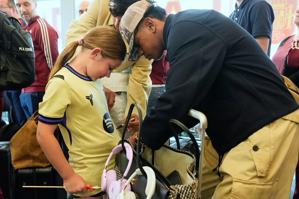 Fans go wild for visiting World Cup teams in base camp cities across US