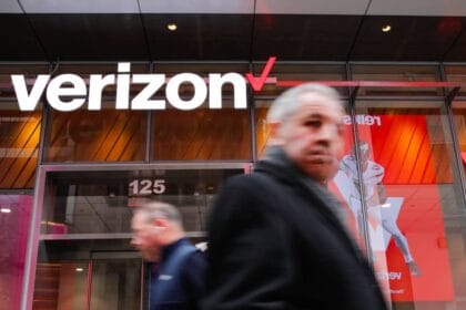 Strict Verizon policy leaves customers waiting longer in stores